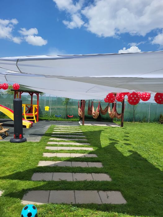 Curte cu loc de joaca de inchiriat