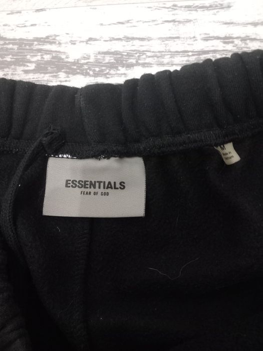 pantaloni essentials negri scurti