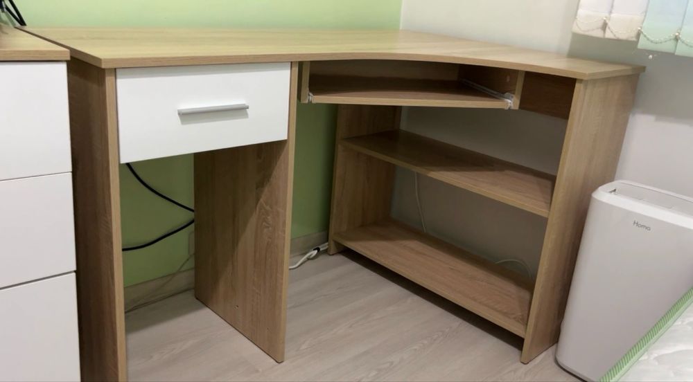 Мебели (Скрин, нощни шкафчета, бюро и тоалетка)