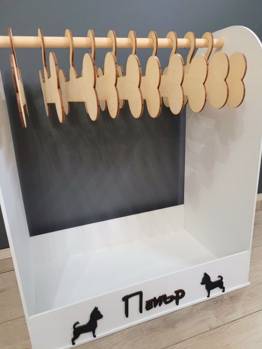 Дървена закачалка за кучешки дрешки.