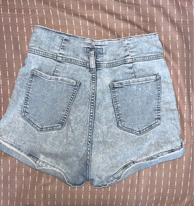 Pantaloni scurti de blug