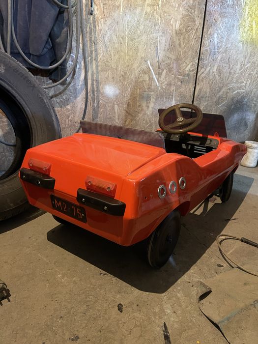 Педальный автомобиль