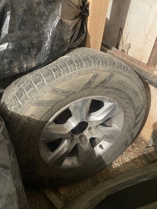 Продам  шины  шипованные  б/у  265/65R17