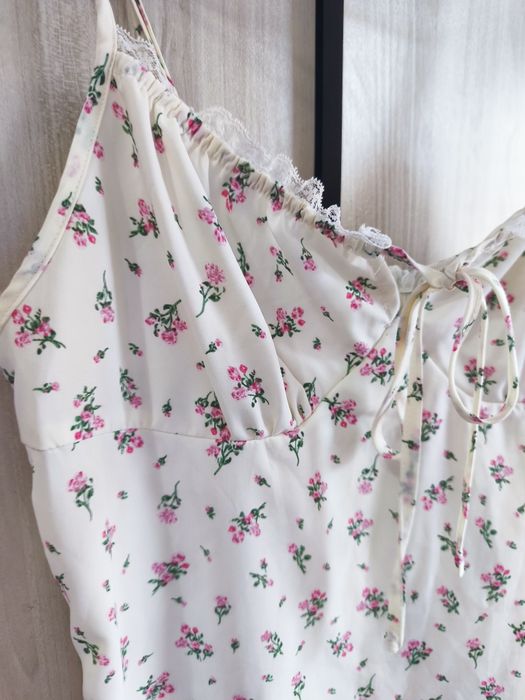 Рокля, много красива.