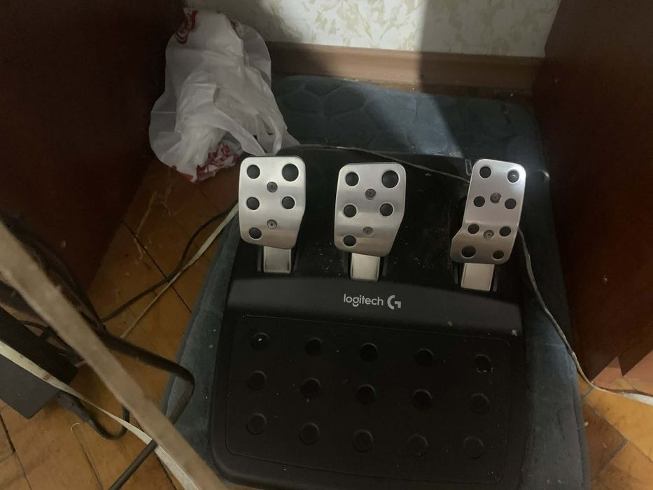 Продавам педали и волан на Logitech