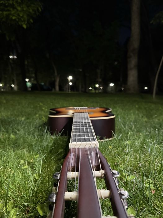 Yangi Akustik Gitara (g'ilofi bilan) Ajoyib holatda