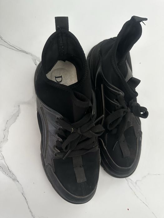 Отдам бесплатно женскую обвуь!