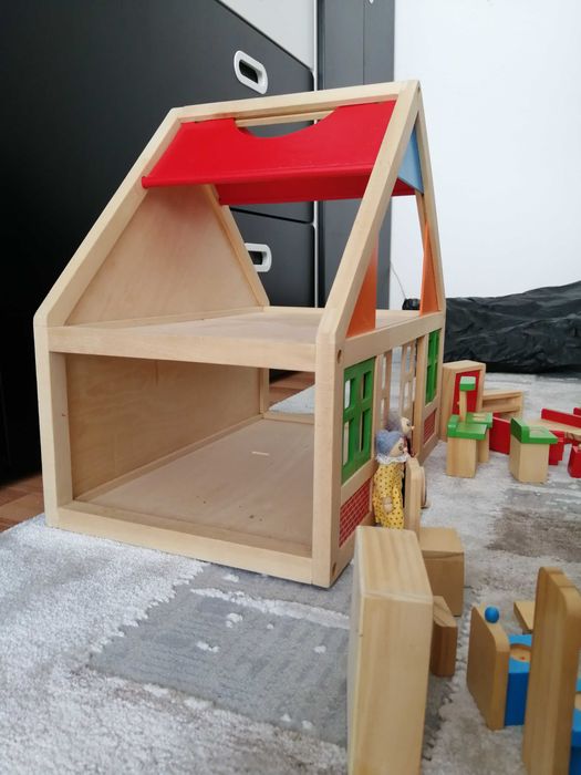 Jucarie casuta lemn cu figurine si mobila