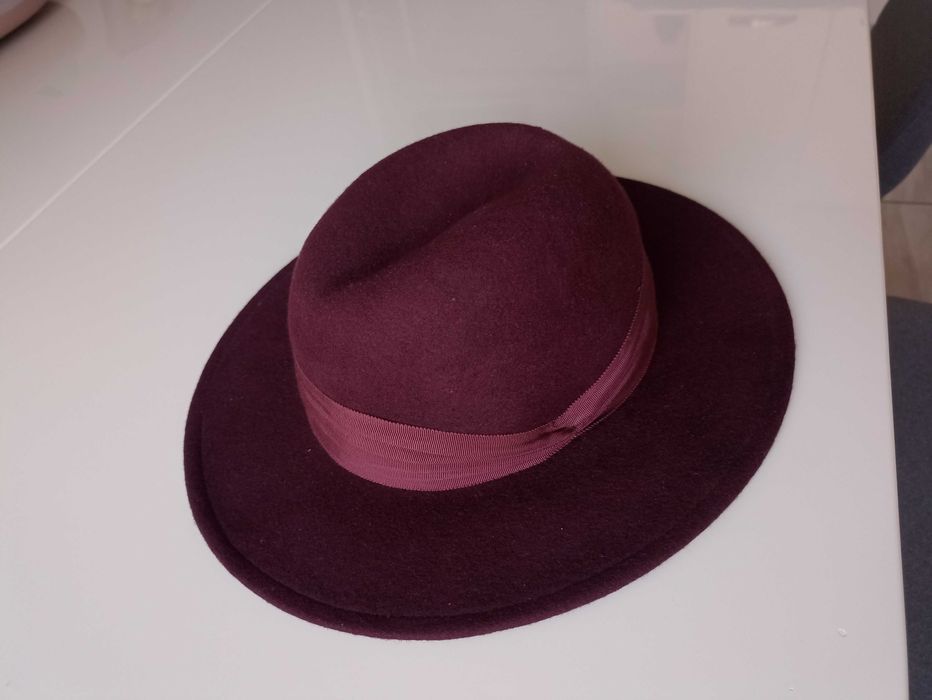 Дамска шапка с периферия