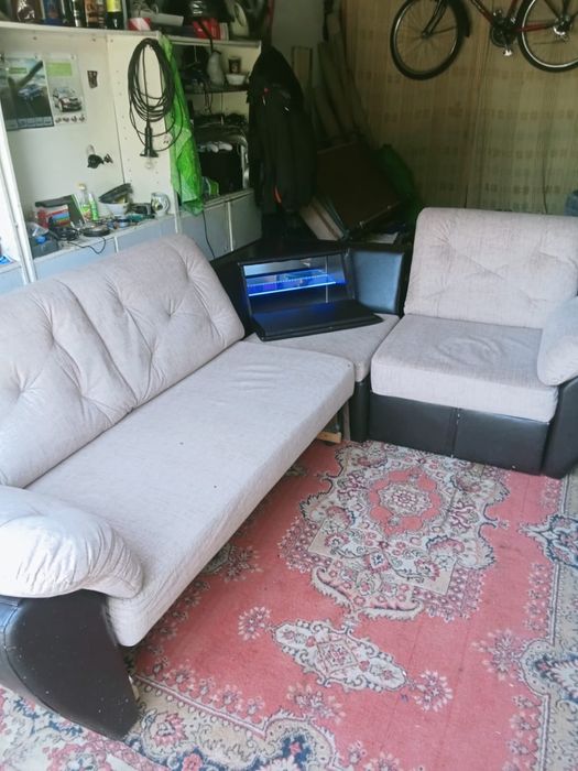 Продам диван б/у в хоршем состоянии .