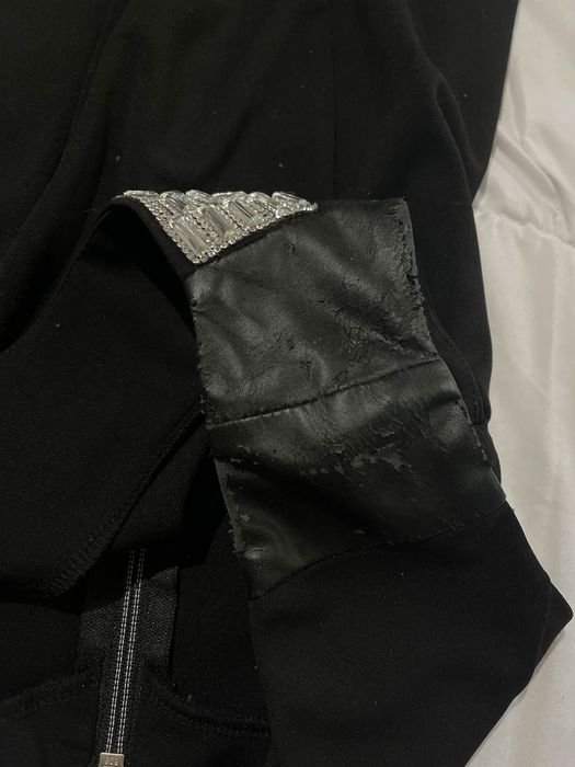 Черна рокля с камъни