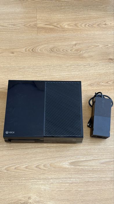Xbox One + Alimentator cu Mic Defect!