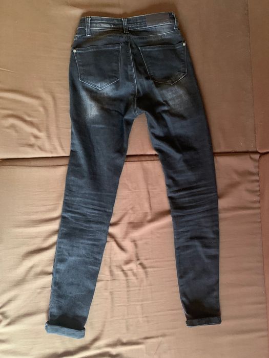 Черни дънки с кабзи.