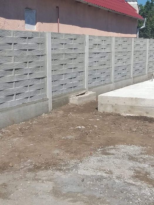 Placi și stâlpii de gard