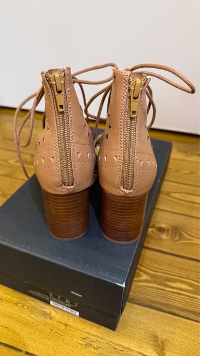 Босоножки кожанные