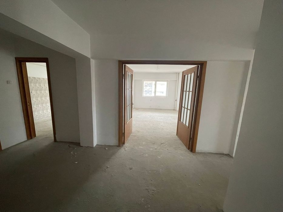 Vând apartament 3 camere decomandat et. 1 Bulevardul Unirii 32 scara A