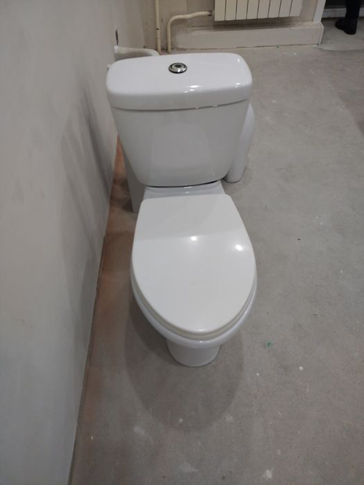 Унитаз, раковина.