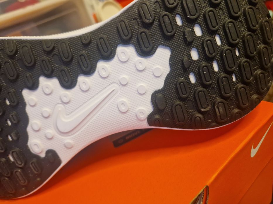 Nike 42 Revolution 7
