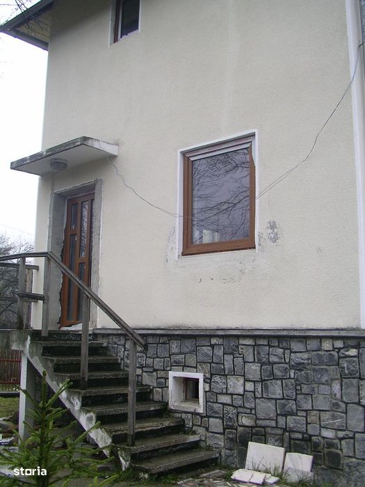 Vând casă spațioasă în Breaza – 1500 mp teren