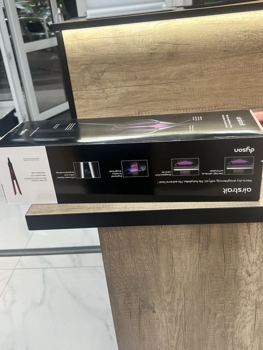 Dyson airstrait