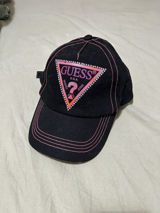 Шапка с козирка Guess в отлично състояние