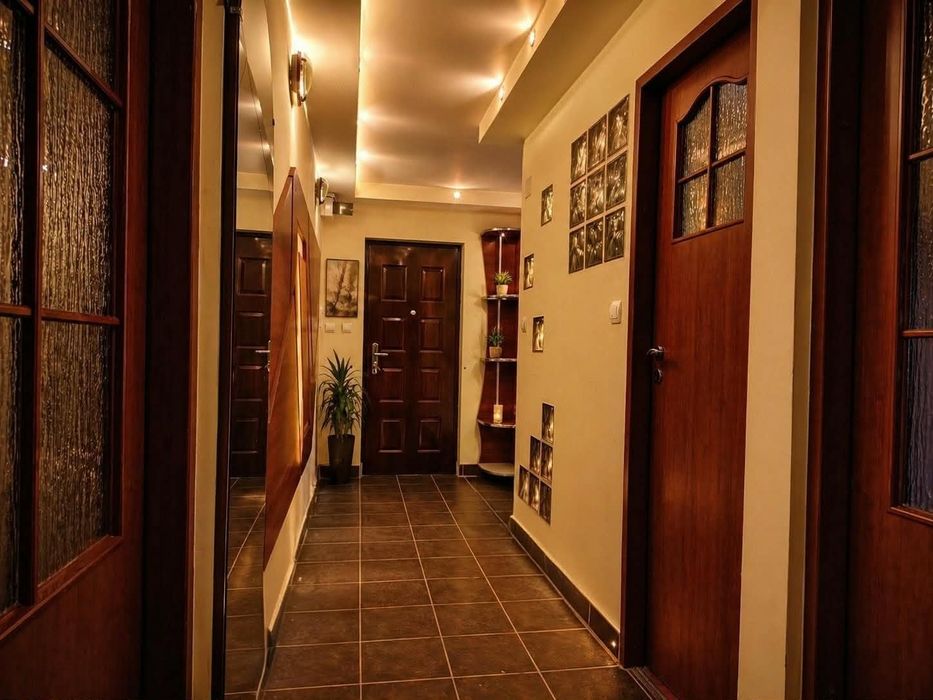 Vând apartament în Drobeta-Turnu-Severin central decomandat et 2 parcare 2 camere zona Linzz Babeș