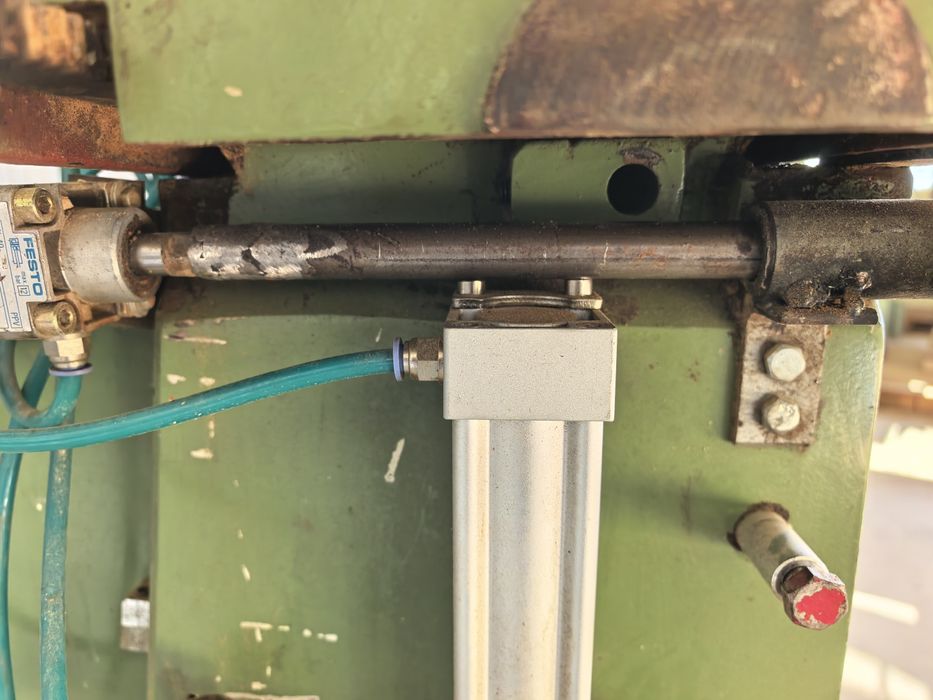 Верижна дълбачка за врати с пневматика.