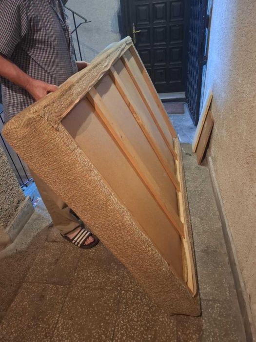 Еднолицев матрак с дървена рамка.
Цена 30лв.