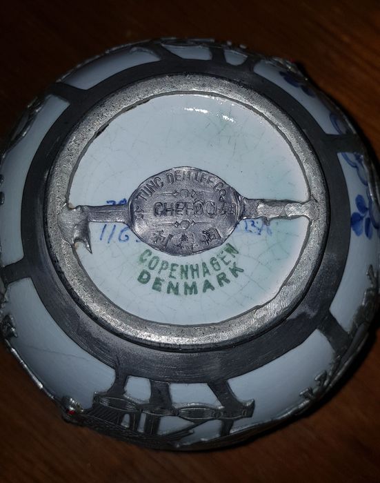 Кувшин Драконы и Рыбы ползающие по кувшину