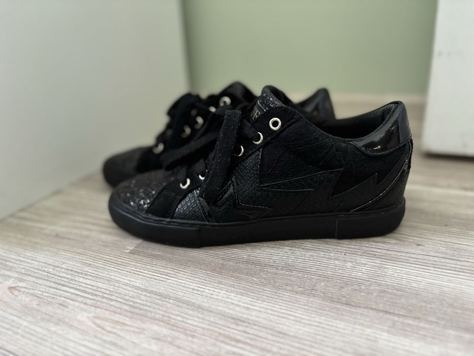 Продавам обувки Guess