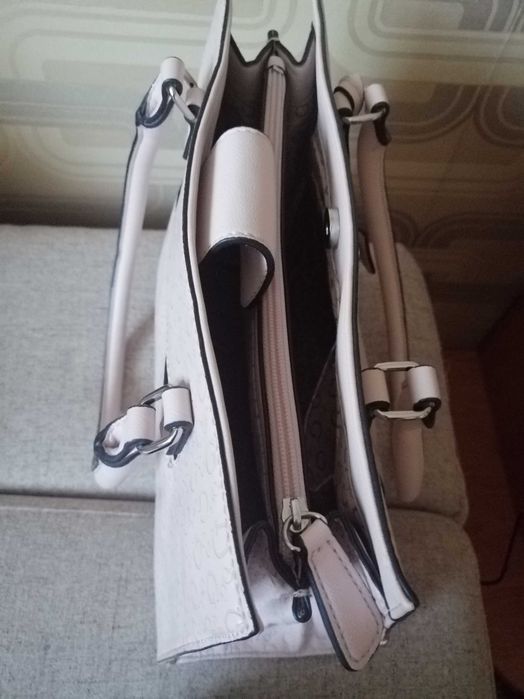 Дамска чанта на GUESS