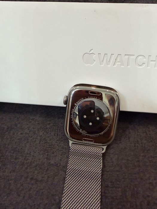 Apple Watch 11 46 mm Titanium.