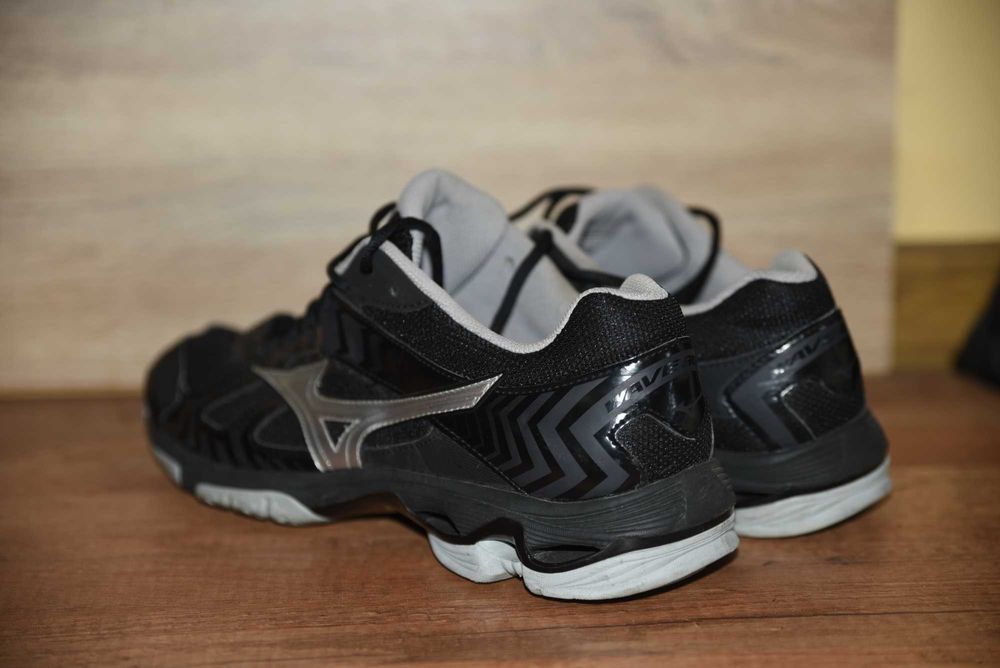 Mizuno оригинални маратонки номер 45, но са уголемени