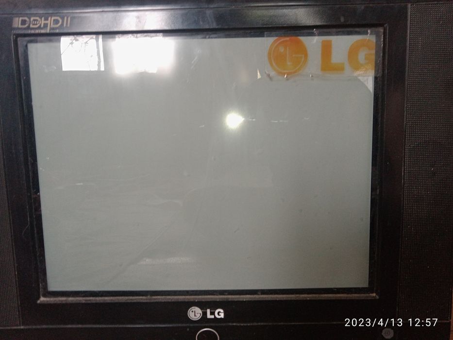 rangi qora LG televizor