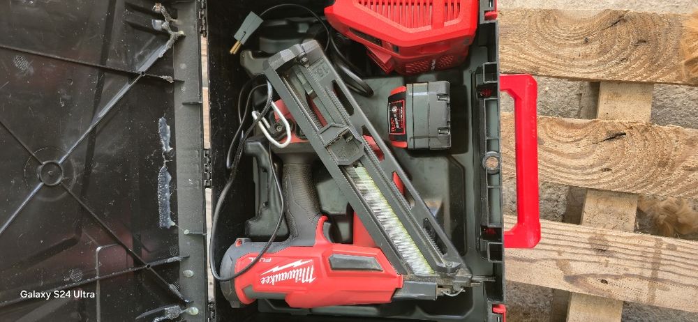 акумулаторен такер за пирони Milwaukee M18 FN15GA от професионалната серия FUEL.