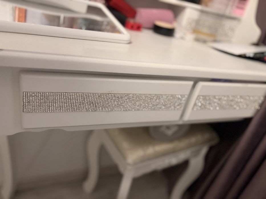 Masuta machiaj in stare buna cu scaunel