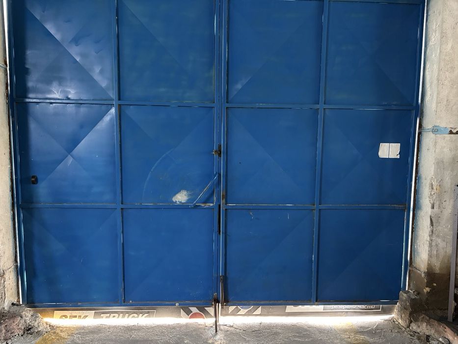 Масивна индустриална врата