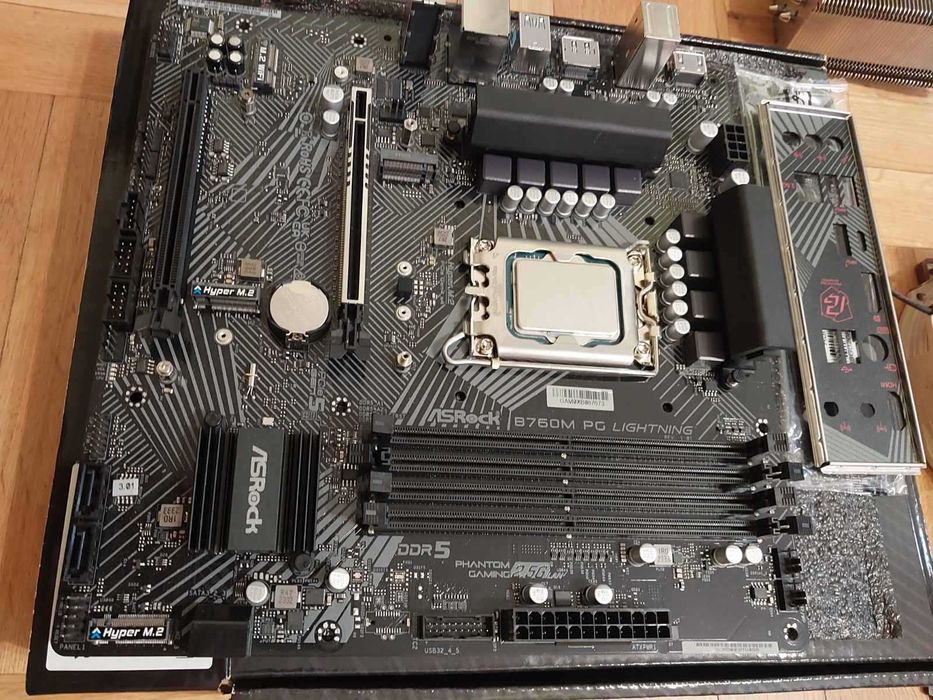 Intel Core i5 12600K + AsRock B760M PG Lightning  DDR5