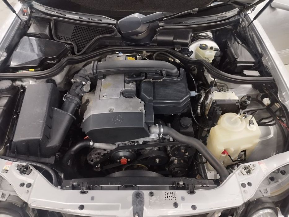 Продаётся автомобиль Мерседес Бенс 210