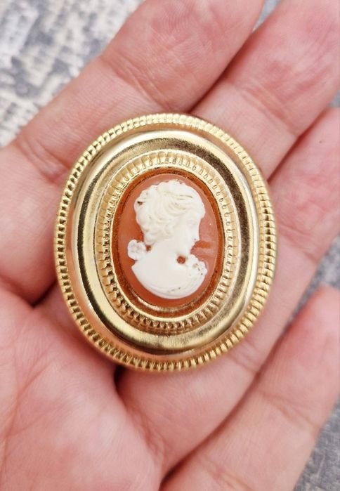 Brose vintage pentru esarfe