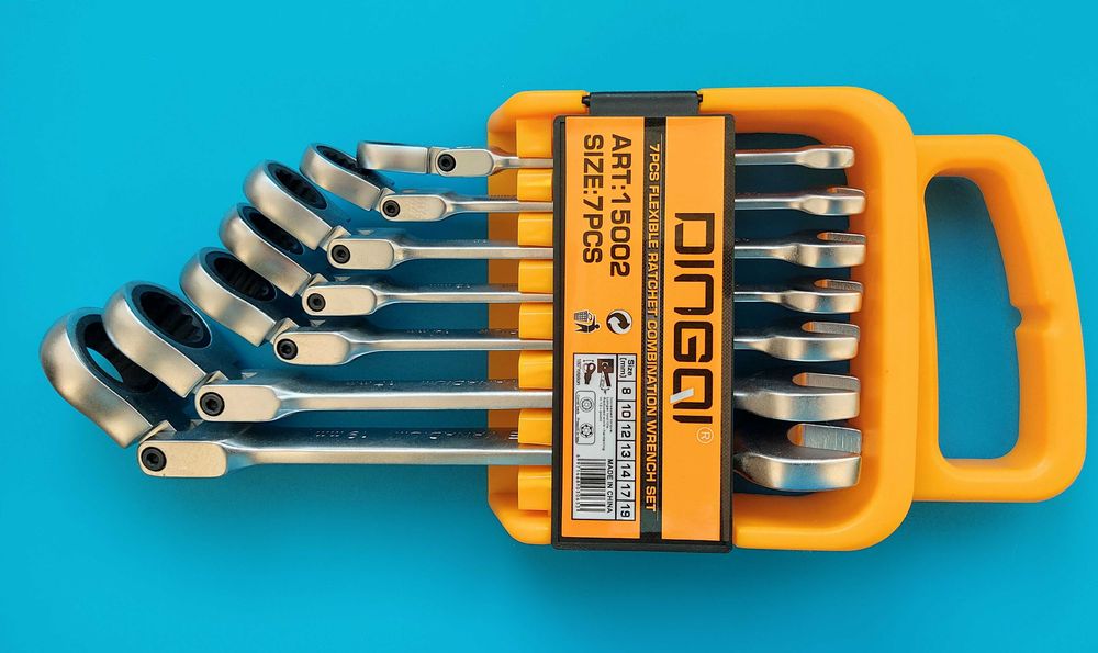 Професионален комплект звездогаечни ключове с тресчотка и чупеща глава