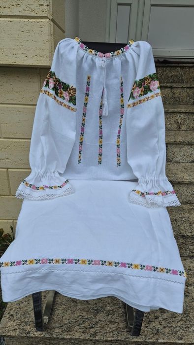 Costum popular cu mărgele