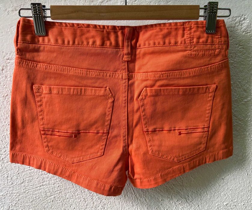 Pantaloni dama, portocalii,,marimea 26, marca Bench, cu eticheta.