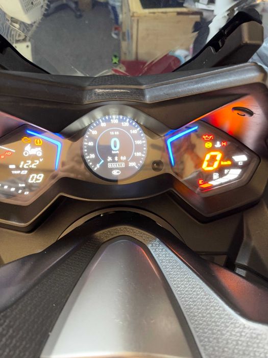 Кимко АК 550, KYMCO AK 550