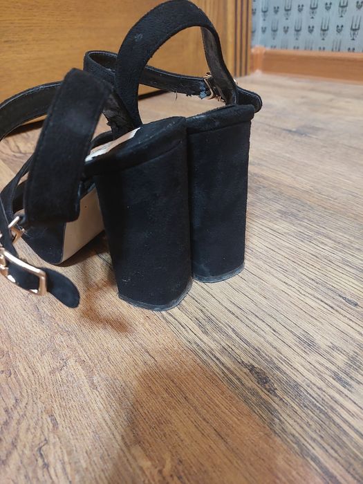 Продам босоножки