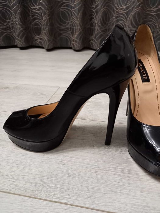 Musette-елегантни обувки на висок ток