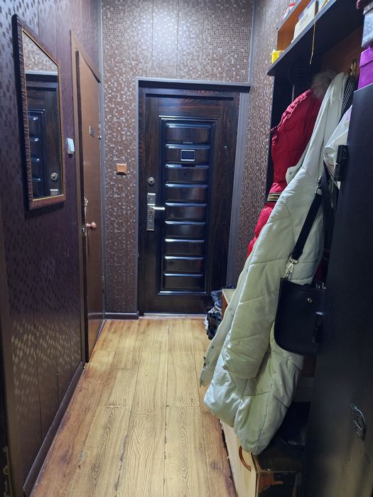 Срочно. Продаётся квартира. Двухкомнатная. Переделанная в трех. 1 этаж