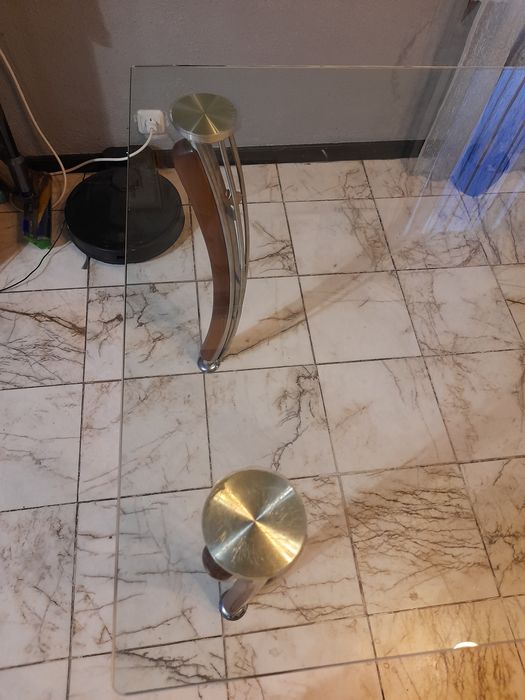 Холска маса със стъклен плот