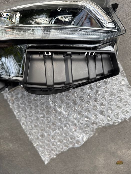 Чисто нов фар за Мерцедес w470 x klass