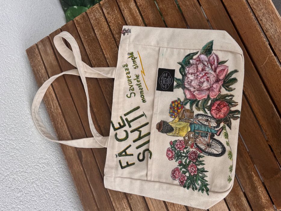 Geantă de pânză cu fermoar, pictată manual. Potrivită pentru laptop